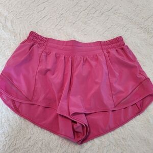 Women's Lululemon Pink Hotty Hot 2.5 in Shorts Sz 8